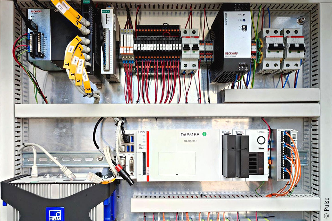 Schaltschrank mit Embedded-PC CX2000 und angereihten Messtechnik-Klemmen der ELM-Serie (Bildmitte) sowie eine USV CU8130 (oben links) und eine Stromversorgung PS2000 (oben rechts)