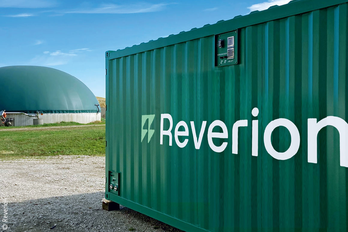 Die Reverion-Biogaskraftwerke sind hochkompakt in einem Container untergebracht, erreichen einen hohen Wirkungsgrad von 80 % und ermöglichen den reversiblen Betrieb.
