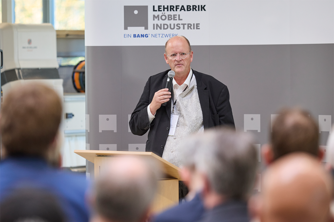 Markus Kamann, Geschäftsführender Vorstand der Lehrfabrik Möbelindustrie, bei seiner Ansprache zur offiziellen Eröffnung am 5. November 2024