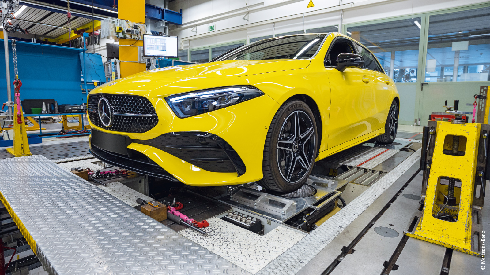 Auf mehreren Prüfständen analysiert und optimiert Mercedes-Benz mithilfe von Präzisionsmesstechnikklemmen der ELM-Serie und der Software TwinCAT die fahrdynamischen Eigenschaften kommender Fahrzeuggenerationen.