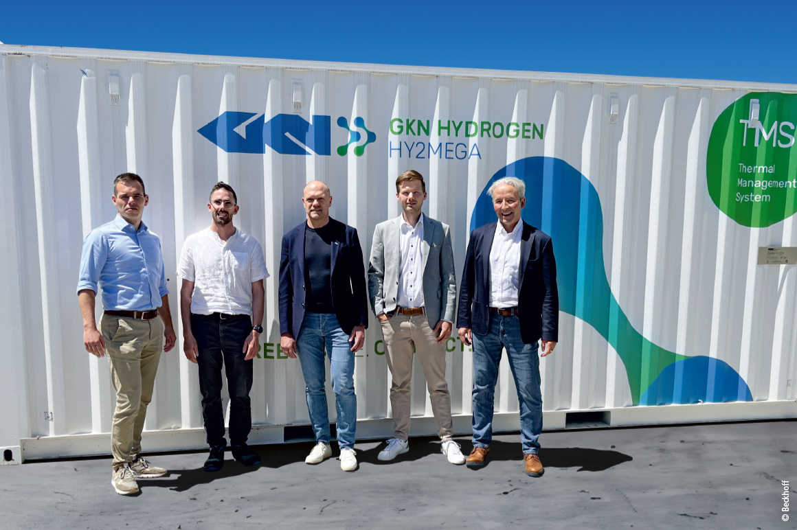 Daniel Schwingshackl, Advanced Engineering, Roland Hilber, Elektrical & Software Engineering, und CTO Gottfried Rier (alle GKN Hydrogen) sowie Andres Oetken, Branchenmanagement Prozessindustrie (Beckhoff Automation) und George Hampel, Leiter Vertriebsbüro Innsbruck (Beckhoff Österreich) vor dem kompakt bauenden Wasserstoffspeicher HY2MEGA (v.l.n.r.)