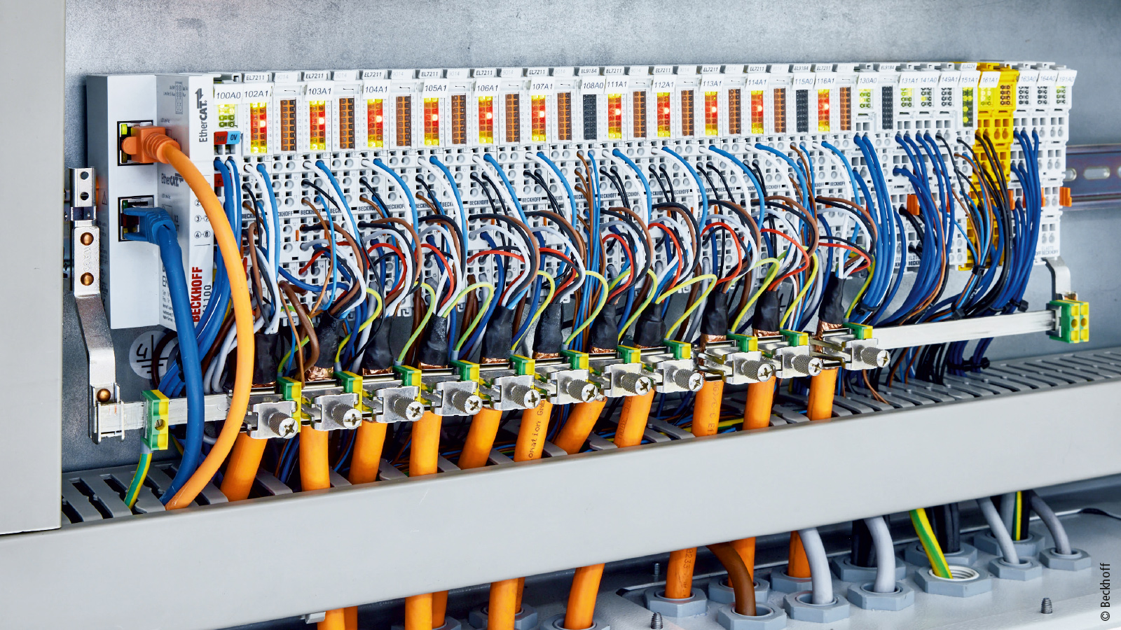 Die One Cable Technology als Anschlusstechnik für die kompakte Antriebstechnik ermöglicht eine platzsparende und übersichtliche Verdrahtung.