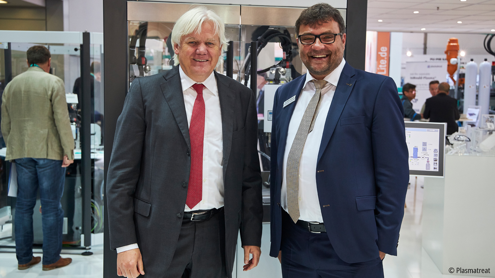 Christian Buske (right), CEO of Plasmatreat, and Hans Beckhoff (left), owner and Managing Director of Beckhoff Automation, were delighted by the successful unveiling of the XPlanar-based plasma treatment unit at the K 2019 trade show in Düsseldorf.