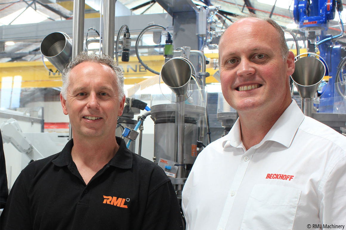 Jon Marden (RML Machinery) und Neil Pearce (Beckhoff Neuseeland) vor der Maschine (v.l.n.r.)