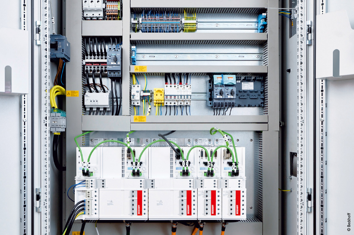 The control center: AX5000 servo drive and CX5140 Embedded PC with EtherCAT Terminals.